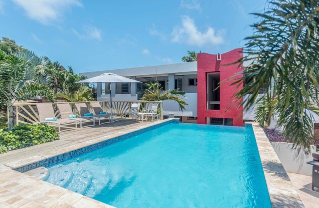 Sunny Pool Haven in the Heart of Aruba ~ Pool~BBQ