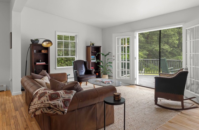 Sunny & relaxing pondside oasis min from heart of Hudson & Catskill