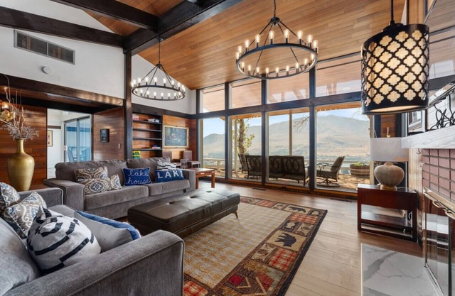 Sunny Retreat-Lake views/HotTub/BBQ/firepit