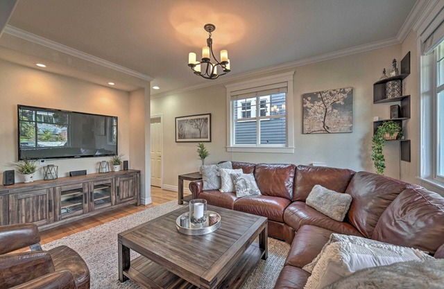 Sunny Seattle Home w/ Deck ~ 6 Mi to Downtown