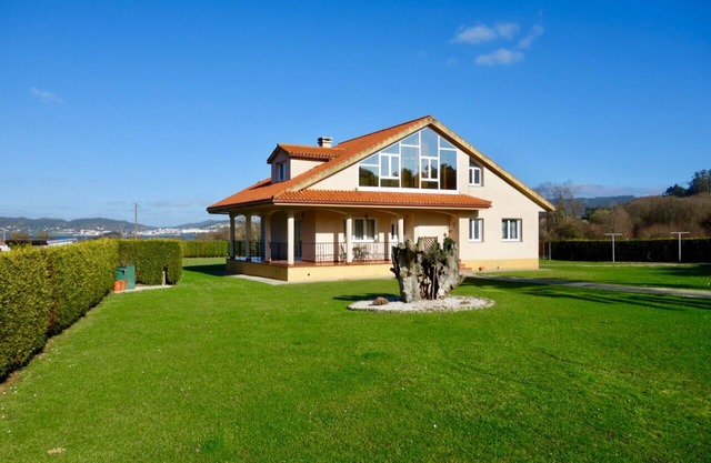 Chalet ensoleillé, spacieux et privé à proximité de superbes plages et commodités.
