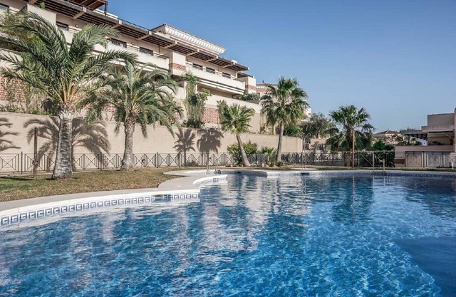 ensoleillé appartement spacieux avec vue sur la mer, piscine résidentielle et de la plage