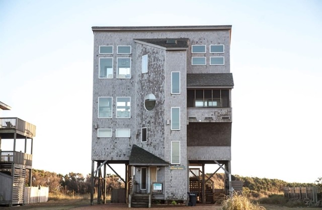 Sunny Spot est un cottage unique au bord de l'océan à Frisco. Vous trouverez ce chalet avec un plan de vie inverse, avec une vue imprenable sur la plage, l'océan et le son!