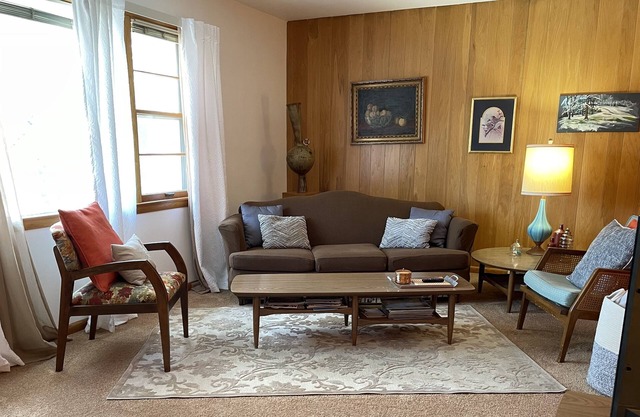 Appartement supérieur ensoleillé à Shorewood. Super emplacement, grande communauté!