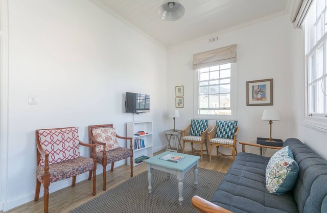 Sunny Windsor Apt in the heart of Kalk Bay