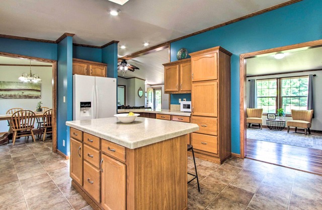 NEW! Sunny Wisconsin Dells Apt w/ Deck & Fire Pit!