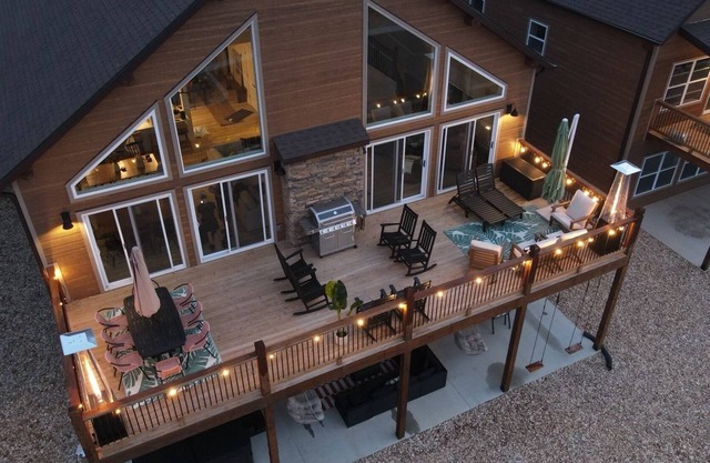Sunnyside Haven- 7BR- Sleeps 22! Close to Silver Dollar City & Dogwood Canyon!