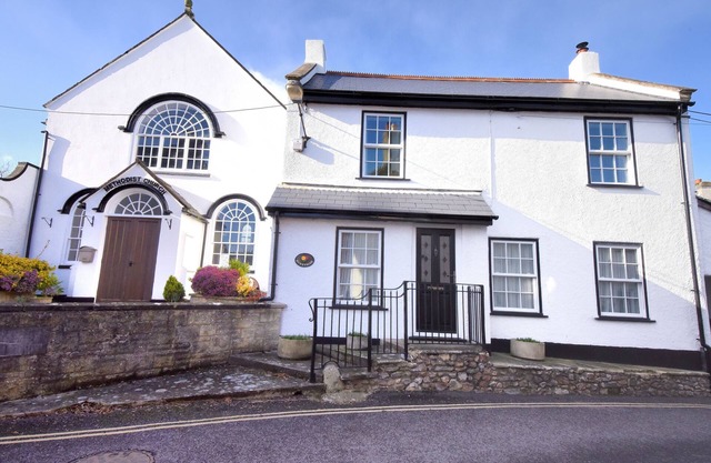SUNNYSIDE, pet friendly, character holiday cottage in Colyton