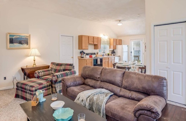 New! Spacious Sunnyside Up: Fast WiFi, close to Lowell, Raytheon, HPE, Rt93, Rt495, & more