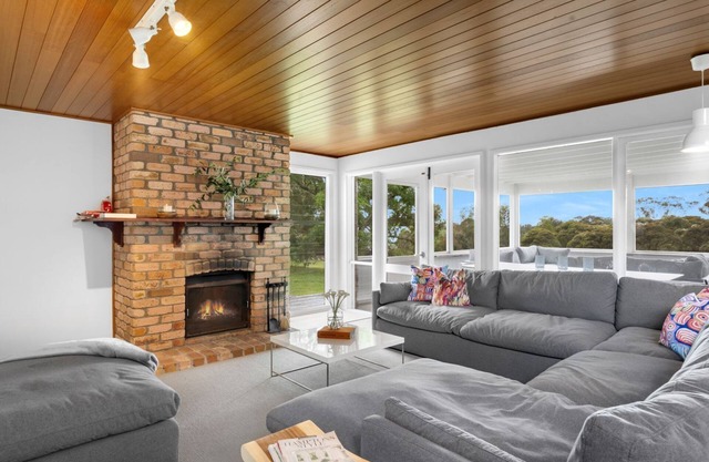 Sunnyside Up - Where Coastal Breezes Meet Country Charm, minutes from Berry and Seven Mile Beach