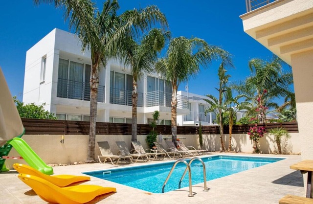 SunnyVillas: 3BR Family Villa ☆Pool☆Walk to Beach