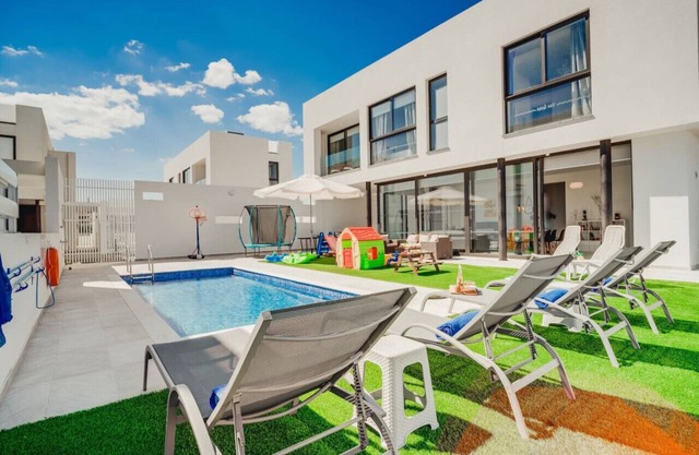 SunnyVillas: 4BR New Villa*Private Pool*AL10