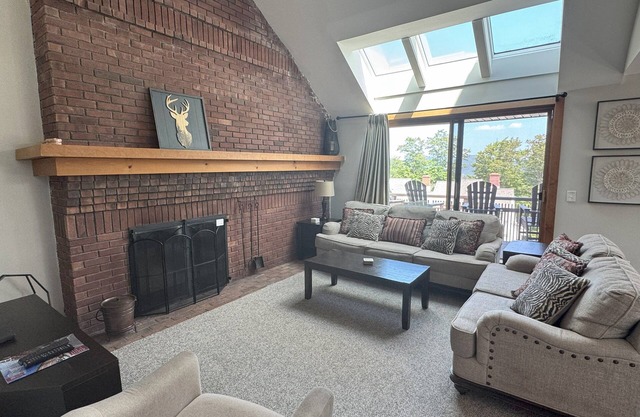 SUNRISE SKI ON & OFF! Trailside 2 story end unit. Piscine, bains à remous, gymnase, sauna +++