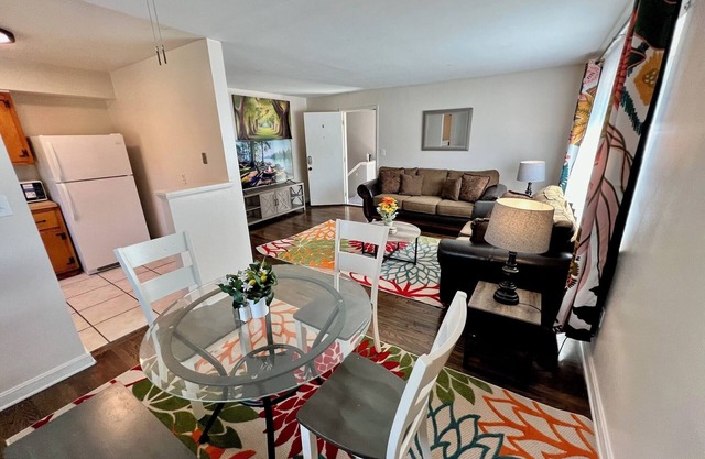 Sunrise Blossom Retreat 2 Bedroom Apartment near downtown Cincinnati