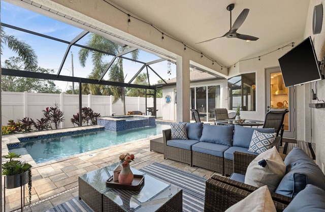 Sunrise Deluxe Villa-Heated Pool & Spa-Great Amenities- 6 Min to Beach