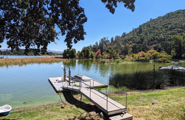 Sunrise Lake Escape -- -Beautiful Lakefront with Dock Paddleboards and Kayaks!
