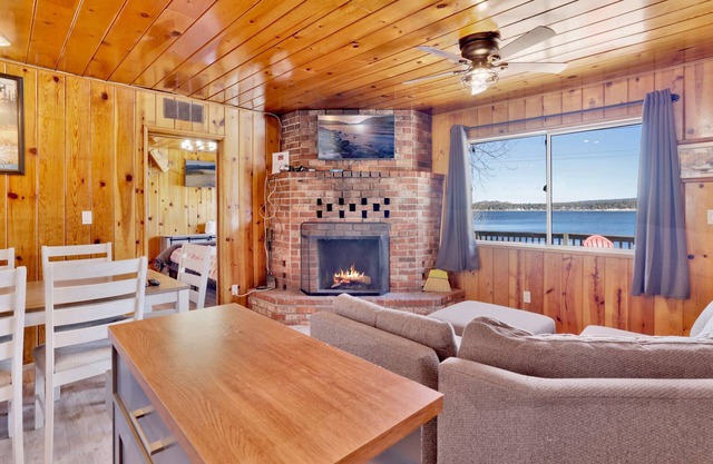 Sunrise Cabin Lakefront Cottage 2 étages à étage unique