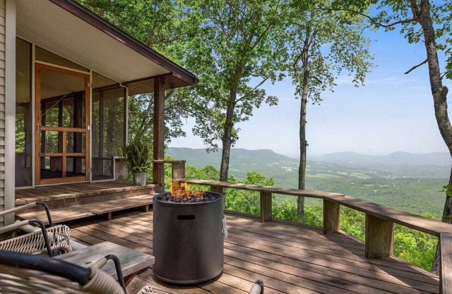 Sunrise Mountain Retreat-Spring Vacation with Hot Tub