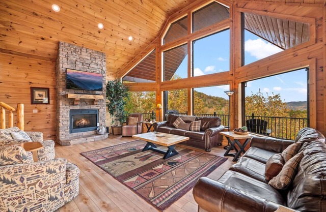 New! Stunning 6BR Cabin w/MTN Views*Loaded*Privacy