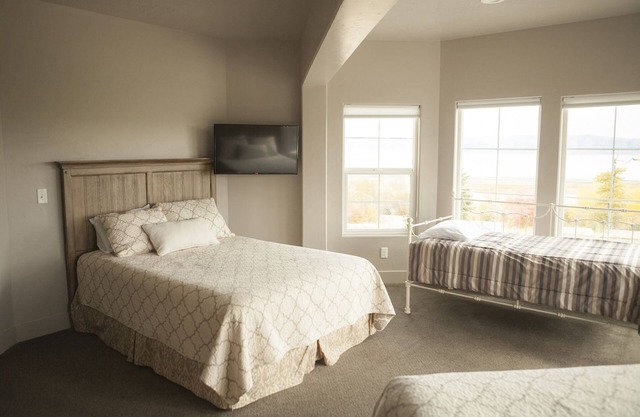 Sunrise Resort Room #307 | 2 Bed, 1 Trundle, 1 Bath