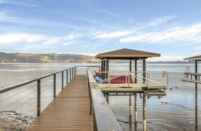 Sunrise Shores--Lakefront House with Private Dock and Panoramic Views