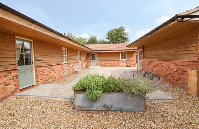 SUNRISE STABLE, family friendly, with open fire in Long Sutton
