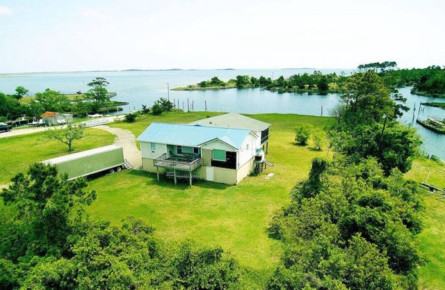 Sunrise & Sunset Vibrant Views of Harbor & Bay from Huge Entertainment Porch