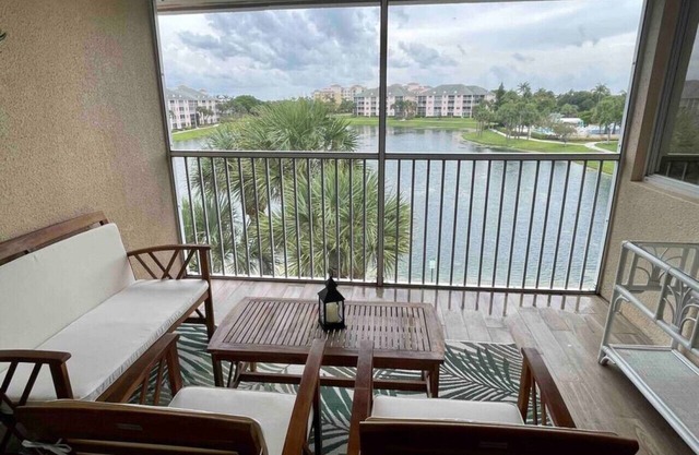 Sunrise & Sunset views, Pool, 1/2 mile to beach!