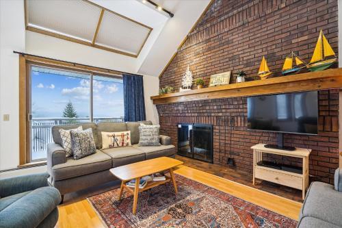 Sunrise Village East Glade B2 Cozy Ski-In Ski-Out 3-Bedroom Condo with Fireplace & Resort Amenities