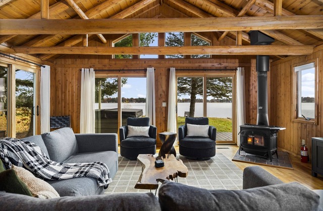 ~NEW~ Sunrise Vista ~ Hot Tub, Games, Lakefront, Kayaks, Dock