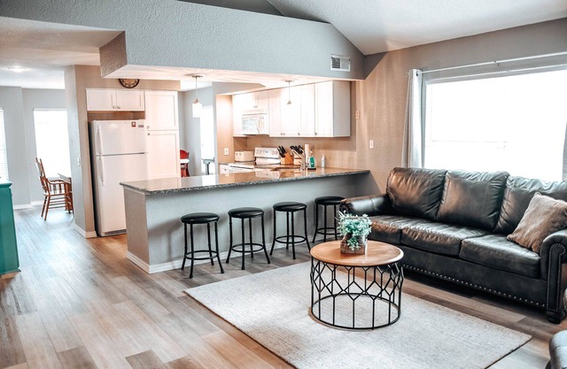 Sunroom, Indoor/Outdoor Pools, Golf, Etc - Pointe Royale!