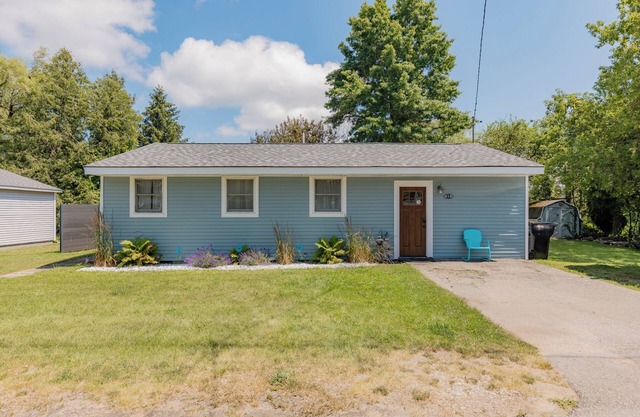 Sunset Alley Cottage - Cozy 3-bedroom cottage with WiFi, AC in charming Beulah