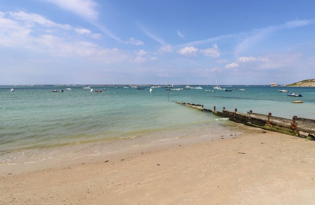 SUNSET BEACH, family friendly, country holiday cottage in Freshwater