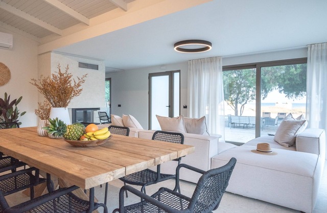 Sunset Beach House: Villa, Only 50m From the Beach