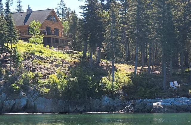 Sunset Cabin by the Sea: Log cabin w/ stunning ocean views. Unwind in paradise!