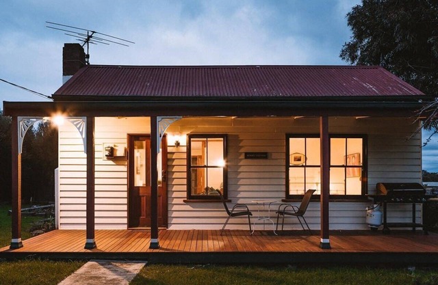 Historic Sunset Cottage by the Bay – Pet Friendly
