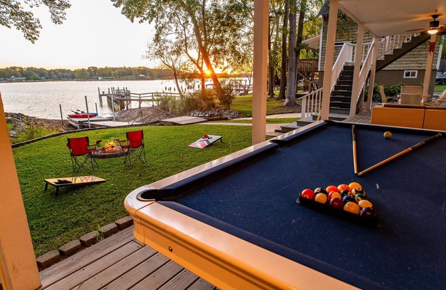 Sunset Cove-Waterfront private dock, kayaks, your lake home!