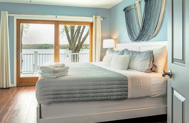 Sunset Getaway on Delavan Lake – Waterfront 4 BDR, Pet Friendly!