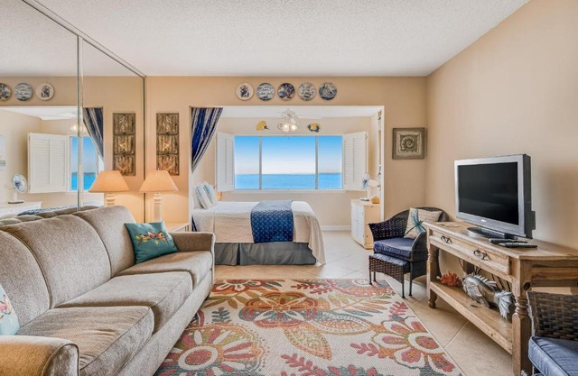 Sunset Harbor Palms 1-204