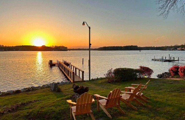 Sunset Hideaway 4BR | Sleeps 12 | 2 Kayaks