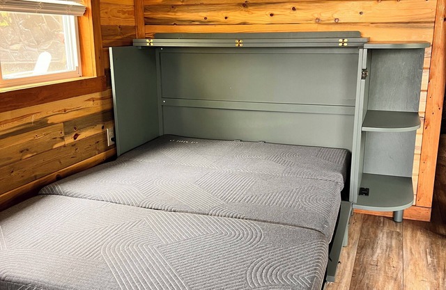 Sunset Hillside Cabin on Horse Farm -Pet Friendly E