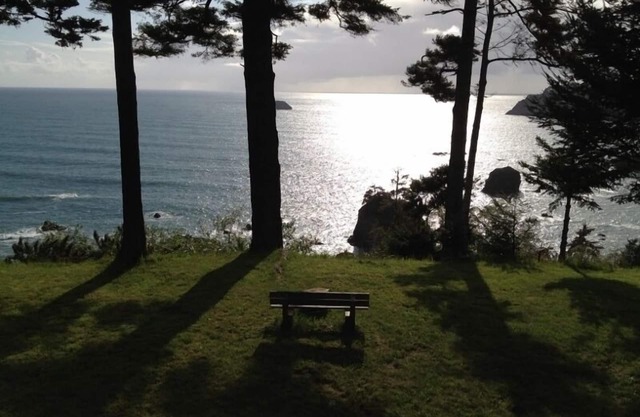 Sunset Knoll ~ Tranquility on the Bluff w / Sweeping Ocean Views, Pets Welcome