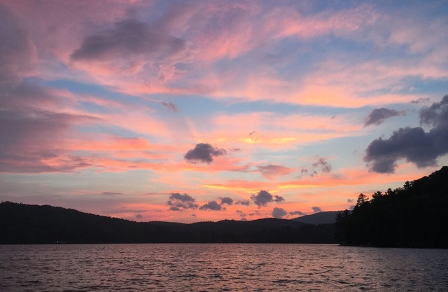 "Sunset Lodge" un chalet au bord du lac dans le Maine avec une charmante maison d'hôtes