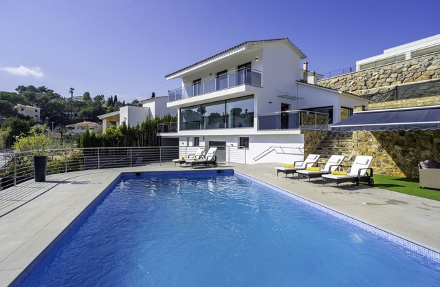SUNSET LUX, IMPRESSIONANTE VILLA DESIGN AVEC GRANDE PISCINE, VUE MER ET CLIMATISATION