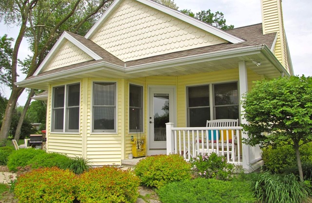 Sunset Nook Cottage: Sur l'eau, Charmant, Couchers de soleil, Glissement de bateau, Près du centre-ville!