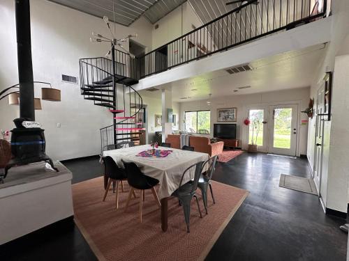 Sunset Oaks Retreat Events, Farm Animals & Views