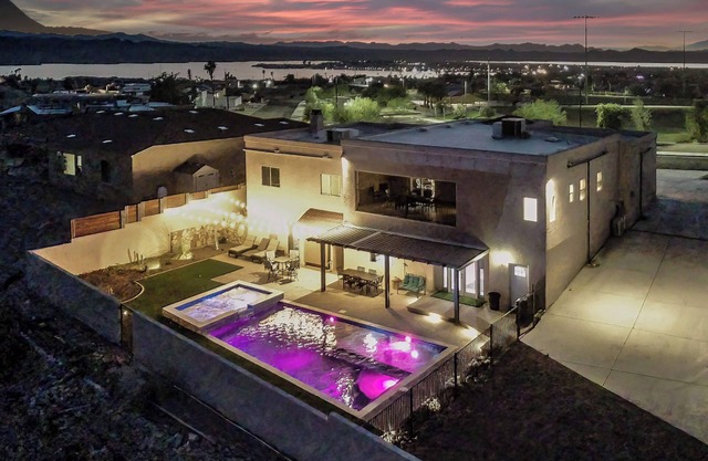 Sunset Oasis - 7 Bedroom Retreat