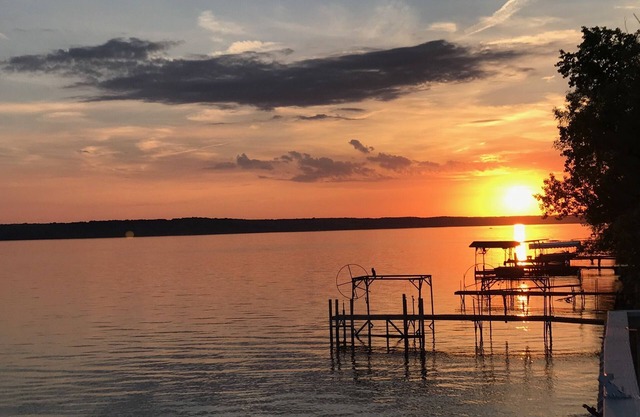 Lac Cayuga: Cottage au bord du lac avec quai, ascenseurs à bateaux et grand parking
