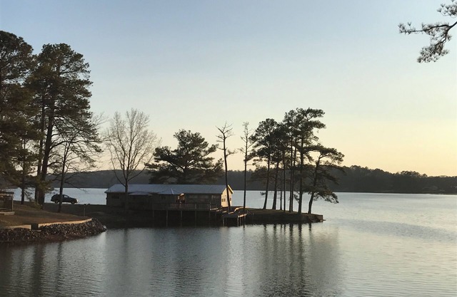 Coucher de soleil sur la péninsule du lac Martin: escapade estivale ou sportive