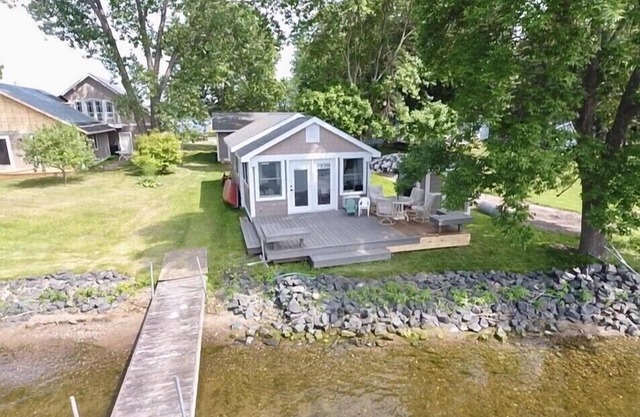 Sunset Point West facing cottage. Amazing spot RIGHT on the water!!!